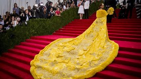 Kisah Di Balik Gaun Kuning Ikonik Rihanna di Met Gala