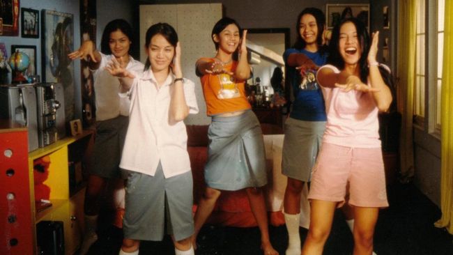 Di dunia nyata, Dian Sastrowardoyo juga bersahabat dengan Adinia Wirasti, Titi Kamal, Sissy Prescillia, dan Ladya Cheryl.
