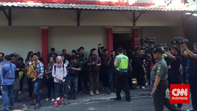 Kos-kosan Tata Chubby di Jalan Tebet Utara ditutup dengan garis polisi.