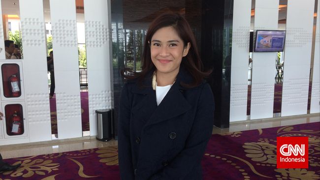 Meski sudah angkat suara soal insiden tepis tangan, Dian Sastro masih saja kena nyinyir warganet yang menuntut kata 'maaf' keluar dari bibir sang Cinta.