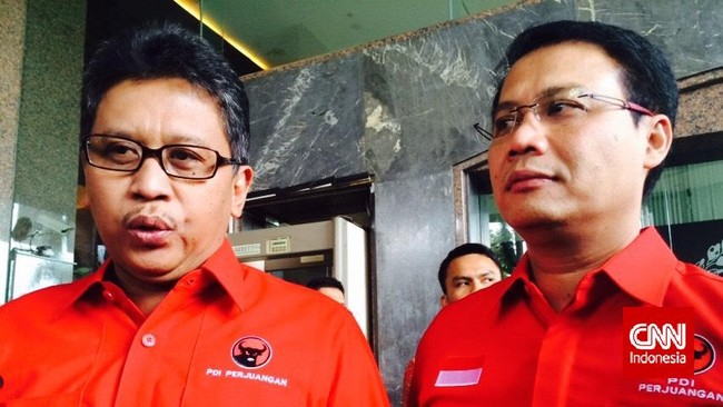 Sekretaris Jenderal PDI Perjuangan Hasto Kristiyanto bersama Wakil Sekretaris Jenderal Ahmad Basarah menyerahkan susunan kepengurusan DPP PDI Perjuangan ke Kementerian Hukum dan HAM.