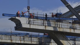 Buruh Duga Jokowi Kejar Target Infrastruktur Demi Pilpres
