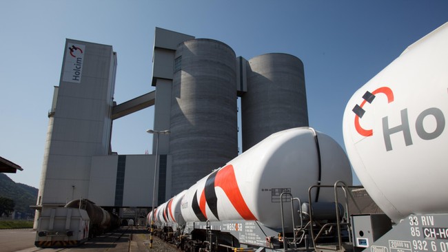 Direktur Keuangan Holcim Marks Schmidt menjelaskan terminal Lampung bakal mempermudah distribusi semen Holcim yang akan dikirim ke Sumatera.