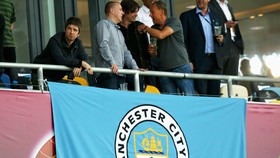 Noel Gallagher Relakan Istrinya Untuk David Silva