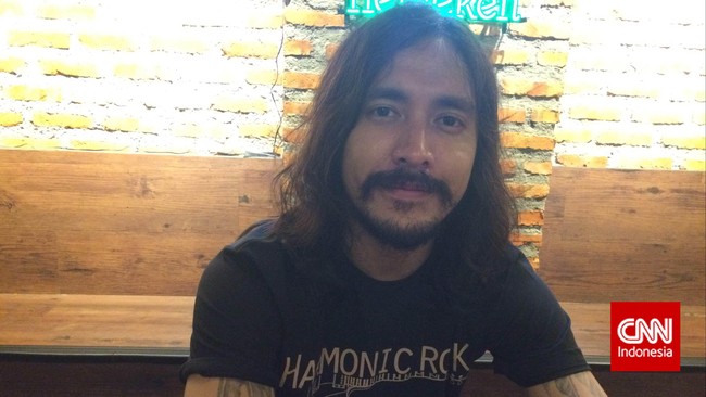 Petra, manajer Ello, enggan menyebut pihak yang sengaja menyembunyikan kabar penangkapan Ello. Ia meminta wartawan menanyakan itu kepada pengacara Ello.