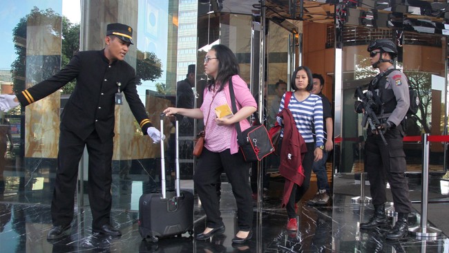 Penggeledahan dilakukan tim penyidik Kejaksaan Tinggi DKI Jakarta terkait kasus dugaan korupsi gardu induk yang menjerat mantan Menteri BUMN Dahlan Iskan.