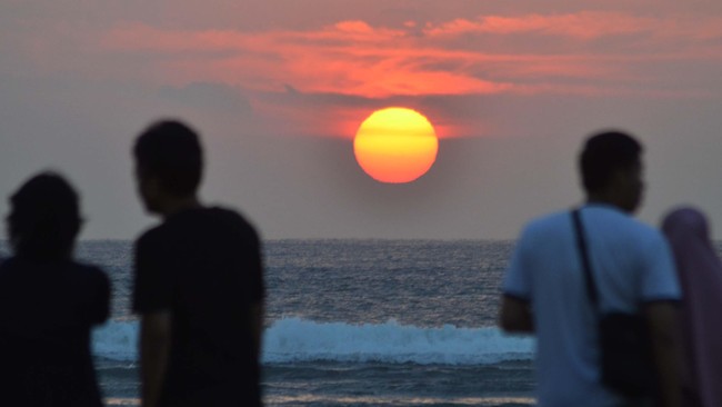 Sejumlah wisatawan menyaksikan matahari terbit (sunrise) di Pantai Sanur, Bali, Rabu (6/5). Panorama matahari terbit yang indah menjadi daya tarik wisatawan yang berkunjung ke Pantai Sanur pada pagi hari. ANTARA FOTO/Fikri Yusuf/Rei/ama/15.