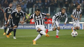 Tevez yang Bebas Redupkan Sinar Ronaldo