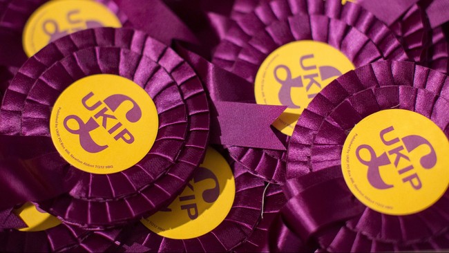 Dua hari menjelang pemilu Inggris, Partai UKIP memberhentikan sementara salah satu anggotanya karena mengancam akan menembak rivalnya.