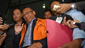 Jero Wacik Tersenyum Jalani Pemeriksaan Berompi Tahanan KPK