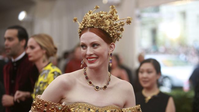  Hiasan  Kepala  Unik dan Aneh Para Selebriti di Met Gala 