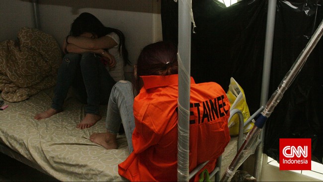 Sejumlah warga negara asing asal Tiongkok  diamankan petugas Polda Metro Jaya, dalam penggerebekan di kawasan Cilandak Timur, Jakarta, Kamis, 7 May 2015. Sebanyak 33 WNA ditangkap atas dugaan kejahatan cyber online dengan target warga negaranya yang berada di Tiongkok. Turut diamankan sejumlah barang bukti berupa laptop, ponsel, modem, printer, HT, dan kartu identitas. CNN Indonesia/Adhi Wicaksono.