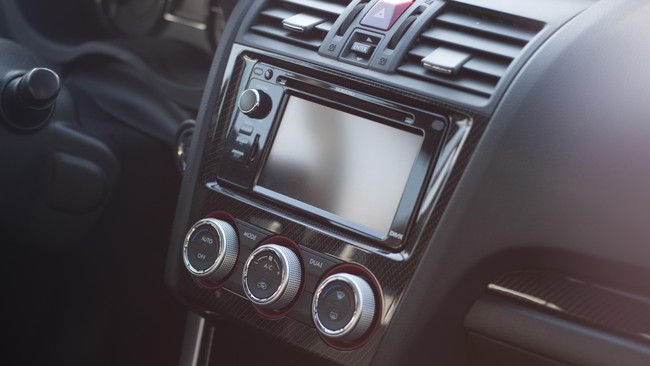 Sistem hiburan double DIN sudah menjadi standar mobil-mobil keluaran terbaru. Fitur ini menjadi 'teman setia' di kala pengemudi terjebak dalam kemacetan.