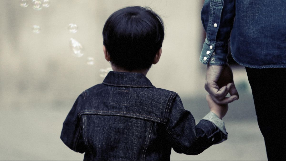 8 Kesalahan Orang tua yang Bikin Anak Merasa Kurang Disayangi
