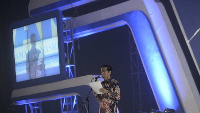 Ketua MPR Zulkifli Hasan meminta Jokowi memberi kesempatan kepada para menterinya untuk bekerja setidaknya selama satu tahun.