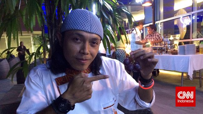 Mutofik Sultoni, atau yang lebih dikenal dengan chef Muto pernah dimarahi orang tuanya ketika sedang membantu memasak. 