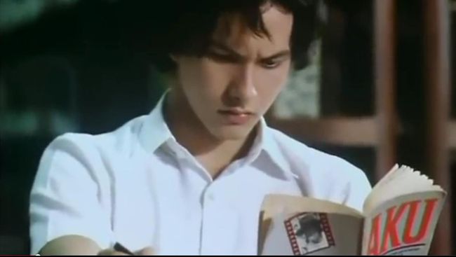 Belasan tahun berlalu, agaknya tak ada yang berubah dari karakter Rangga sebagaimana terlihat di trailer dan poster film AADC 2.
