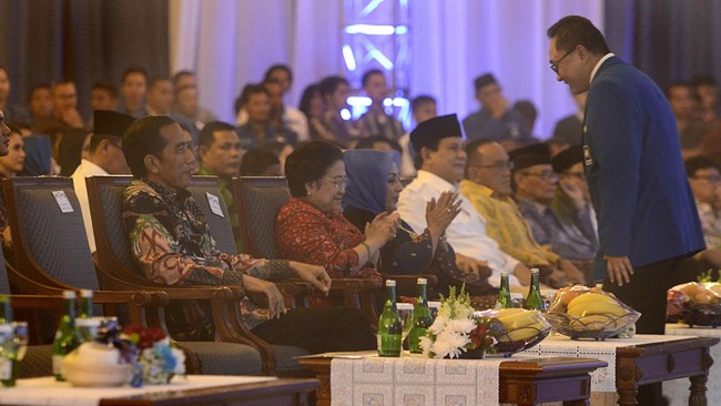 Selain itu, pengamat politik LIPI Indria Samego menilai ini juga upaya SBY menciptakan panggung bagi dirinya.