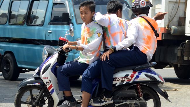 Kepolisian mengimbau orang tua melarang anaknya yang tak punya SIM mengendarai motor ke sekolah.