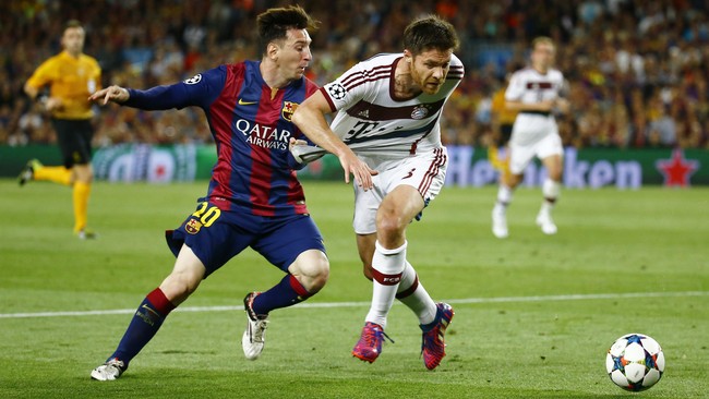 Xabi Alonso mendapat cemoohan dari suporter Barcelona sepanjang pertandingan leg pertama semifinal Liga Champions di Camp Nou, Rabu (6/5).