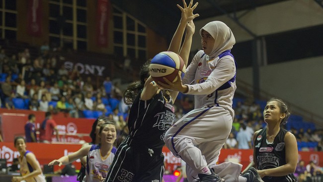 Pengadaan sepatu basket imitasi kepada tim bola basket putri Jawa Barat untuk Pelatda jelang PON XIX/2016 menjadi sorotan KONI Jabar.