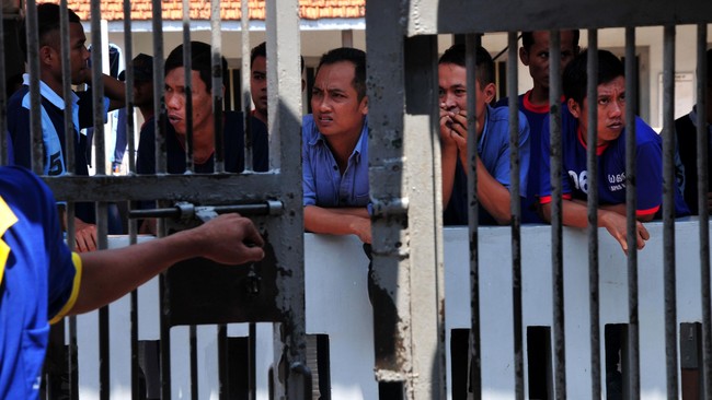 Lapas Kedungpane Semarang akan membebaskan 250 narapidana secara bertahap. Kemarin, Kamis (2/4), sekitar 55 narapidana sudah dibebaskan.
