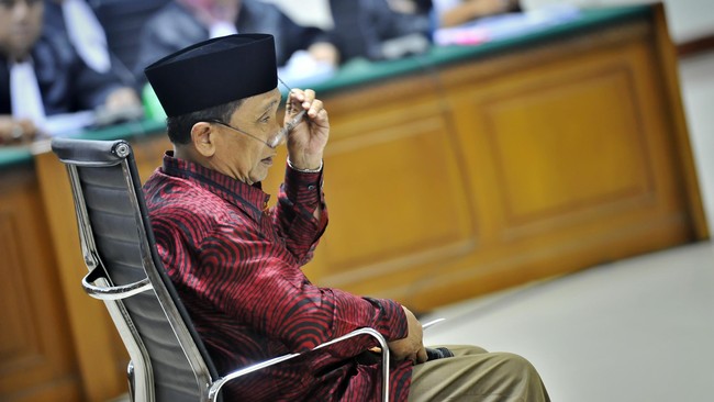 Penundaan sidang dilakukan karena terdakwa korupsi gas alam ini menderita penyakit kelenjar prostat, jantung, dan hernia.