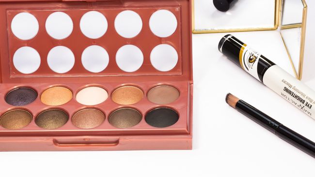 Badan Pengawas Obat dan Makanan (BPOM) RI temukan sejumlah kosmetik yang mengandung bahan pewarna berbahaya. Kosmetik ini mencakup lipstik hingga eye shadow.