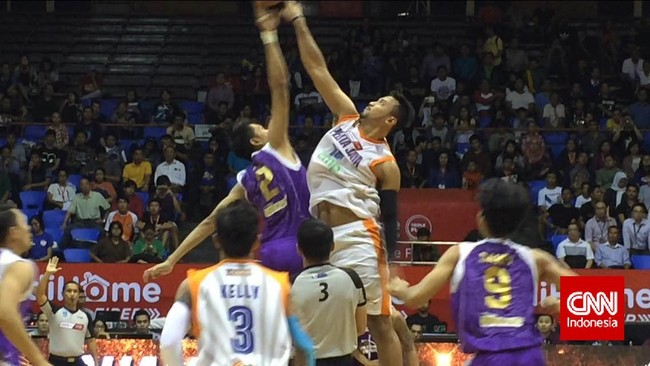 CLS Knights berhasil mengalahkan Pelita Jaya dengan skor 61-56 dan duel kedua tim untuk memperebutkan tiket ke final akan berlanjut pada Jumat.