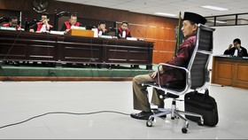 Hakim Tunda Penahanan dan Sidang Fuad Amin Selama Sebulan