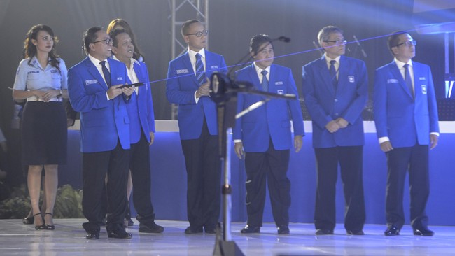 Istilah koalisi dari dua kubu yang berseberangan mendadak lebur ketika PAN berbicara soal pemilihan kepala daerah.