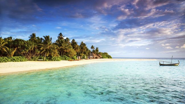 Indonesia yang memiliki garis pantai sepanjang lebih dari 99 ribu kilometer ini memang memiliki ratusan pantai dengan panorama yang menawan.