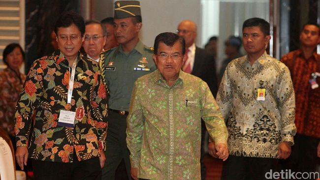 Menurut JK, batik merupakan setelan baju yang pas dan bisa dipakai ke mana saja oleh siapapun, bahkan dalam tugas sebagai Kepala Negara.