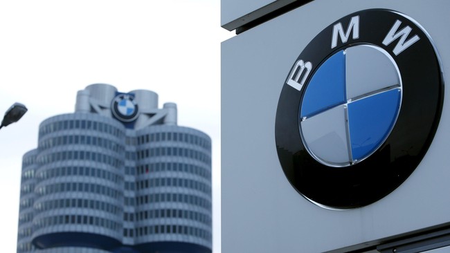 Adanya masalah pada pintu yang bisa terbuka sendiri saat mobil beroperasi mendorong BMW menarik 45.484 unit Seri 7.
