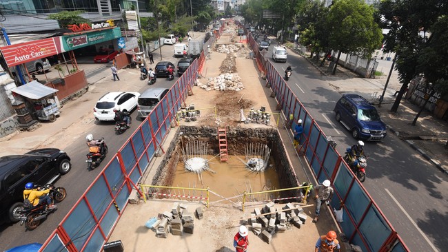 Pembangunan tiga koridor baru Transjakarta terhambat terbatasnya jalan alternatif untuk memecah kemacetan saat membangun jalur Transjakarta.