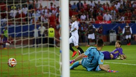 Sevilla Tundukkan Fiorentina 3-0, Napoli Raih Hasil Imbang