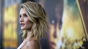Kolaborasi dengan M&S, Rosie Huntington Rilis Koleksi Bikini