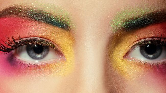 Serba Natural, Riasan dan Tata Rambut selama Pandemi Meski aktivitas serba terbatas, bukan berarti orang-orang lupa untuk berdandan. Makeup tetap dibutuhkan, setidaknya untuk rapat virtual.