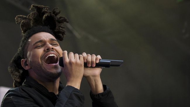 Diambil dari album barunya Starboy, video musik 'False Alarm' penuh dengan aksi kekerasan dan berdarah-darah.