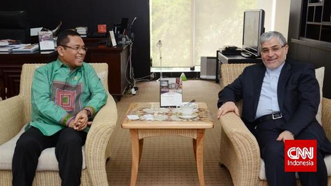 Menperin Ajak Pemodal Iran Investasi di Indonesia Menteri Perindustrian Saleh Husin mengajak investor Iran menanamkan modalnya di industri petrokimia dan infrastuktur.