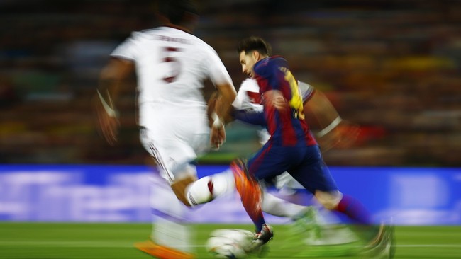 Bek Bayern Munich, Jerome Boateng yang dibuat jatuh bangun demi menghalau aksi pemain penyerang Barcelona, Lionel Messi, mengaku kesulitan hadapi sang bintang.