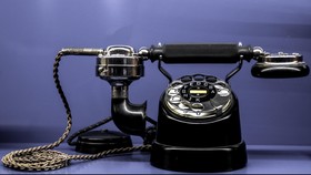 Trik Menggoda Pasangan Lewat Telepon 'Nakal'