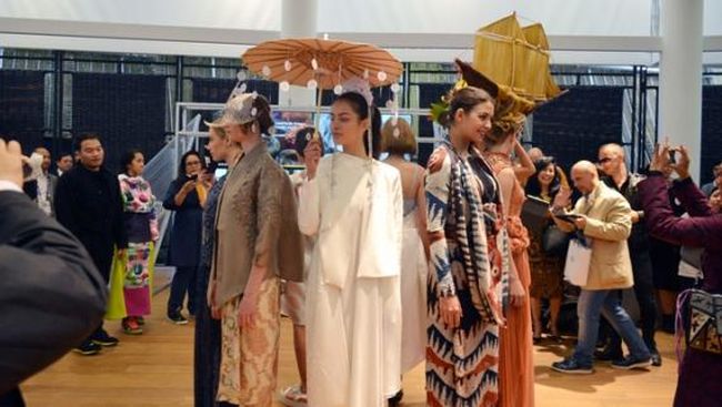 Sempat beredar kabar soal properti pameran yang tertahan di kargo bandara sehingga Paviliun Indonesia tampak “nelangsa”.