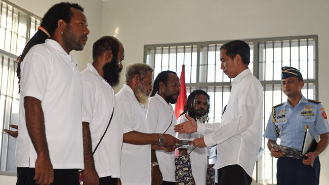 Presiden Jokowi mengirim surat pengajuan amnesti atas tahanan politik Papua ke DPR bulan lalu. Jokowi ingin membebaskan seluruh tapol Papua.