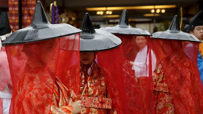 Tapi hati-hati, layaknya negeri-negeri di kawasan timur Jepang punya tata cara sendiri yang berkaitan dengan sopan santun dan mungkin sangat berbeda.