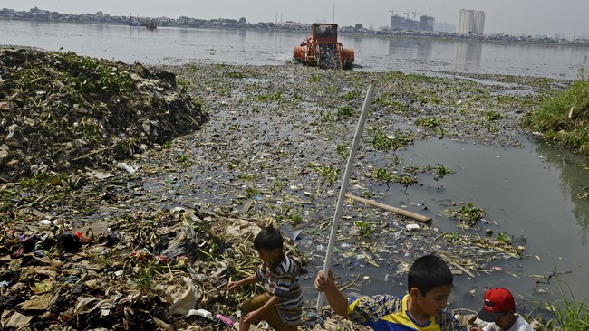 Gubernur DKI Jakarta Basuki Tjahaja Purnama meminta PT Jakpro untuk membangun sistem pengolahan limbah cair dan sampah di sekitar Waduk Pluit.