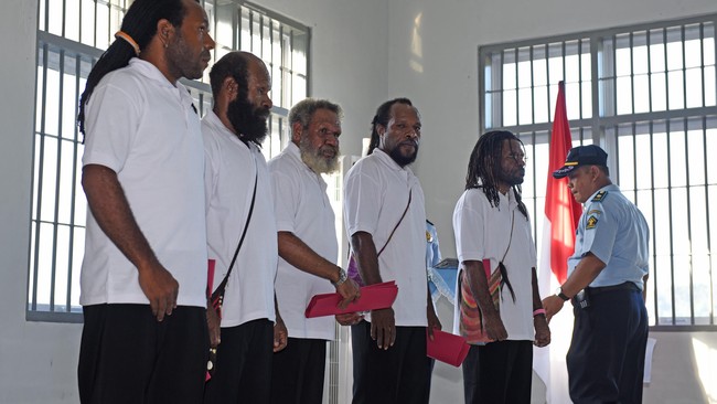 Bantuan diajukan untuk bantuan membangun rumah, mobil dan biaya kesehatan lima tapol yang baru dibebaskan. Sebelumnya mereka sudah menerima bantuan Rp 200 juta.