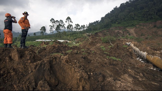 Longsor dan banjir kembali melanda wilayah Lembang, Kabupaten Bandung Barat. BPBD KBB mencatat ada 1 titik longsor dan 2 titik banjir pada Selasa (20/10) malam.
