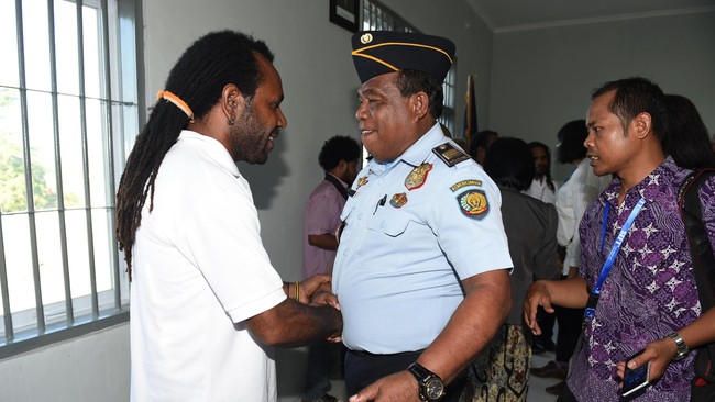 Filep Karma disebut tahanan politik paling terkenal seantero Papua. Mantan pegawai negeri sipil di Papua itu dua kali mengibarkan bendera Bintang Kejora.
