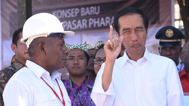Presiden Jokowi mengeluarkan Keppres pembentukan Tim Komunikasi Presiden yang terdiri dari dua Staf Khusus Presiden, Teten Masduki dan Sukardi Rinakit.